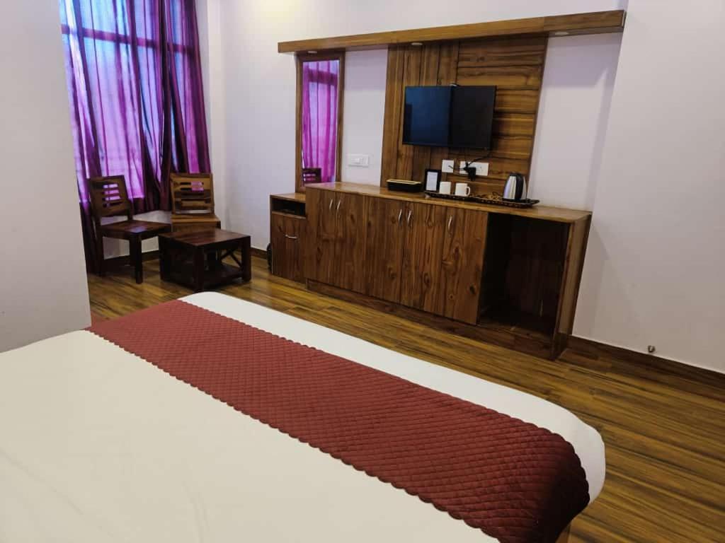 Hotel Kasauli View Cafe Restaurant Open Terrace Mountain View Kültér fotó