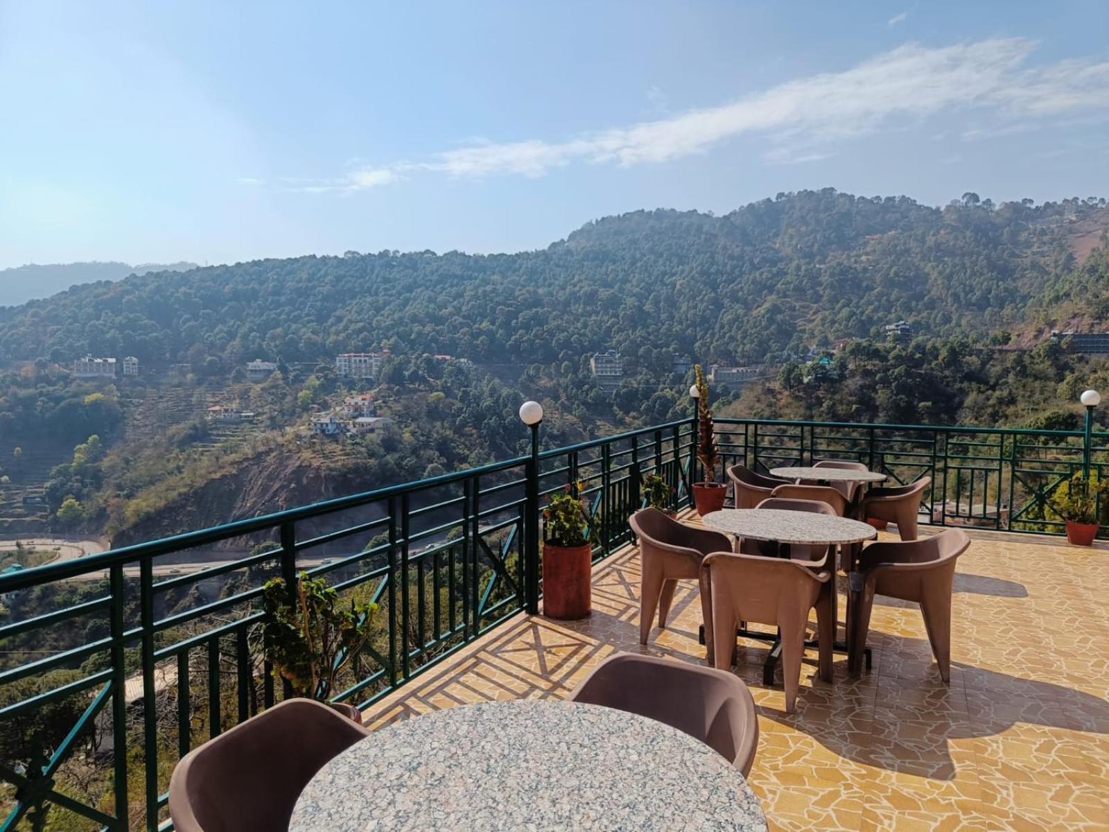 Hotel Kasauli View Cafe Restaurant Open Terrace Mountain View Kültér fotó